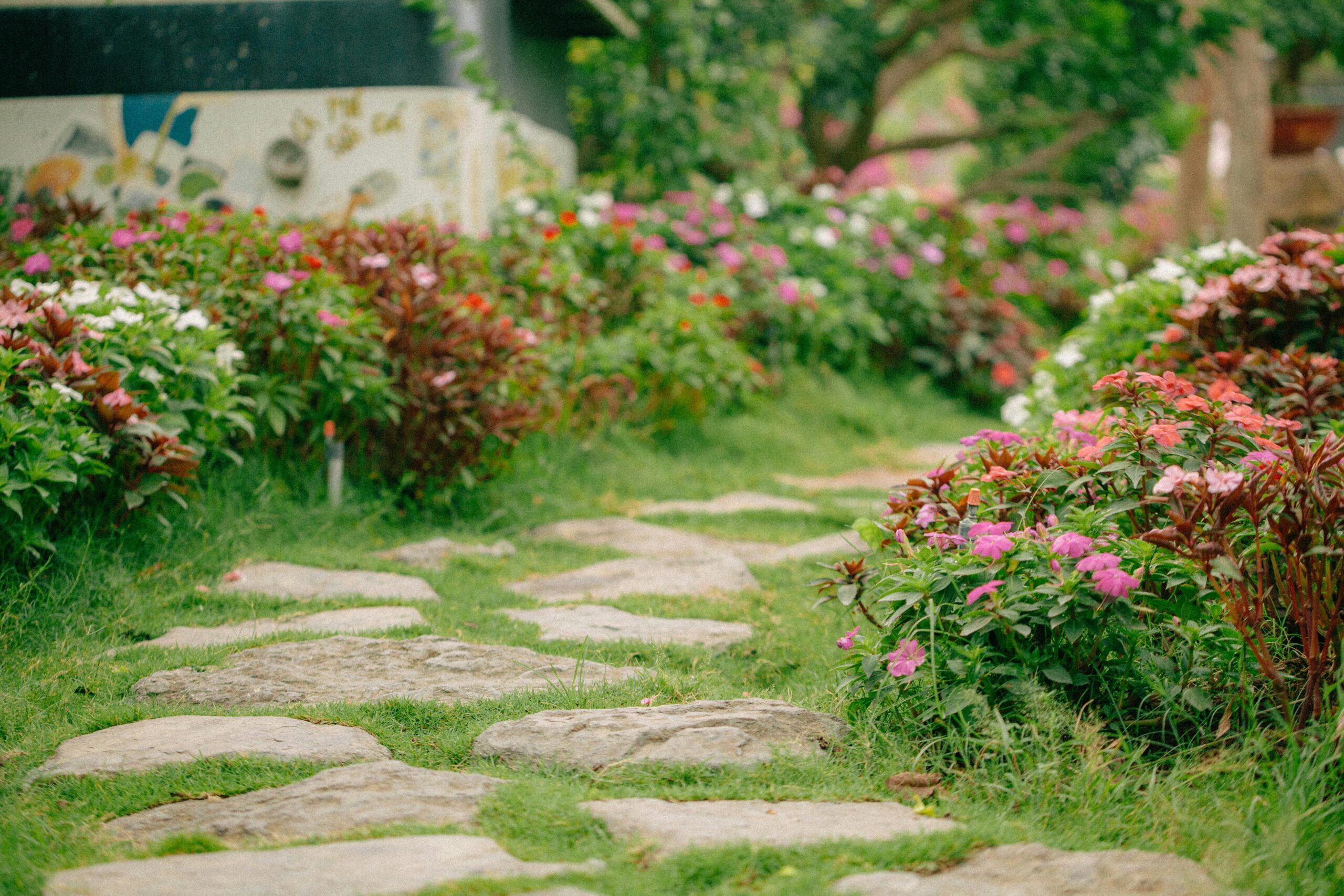 Landscape Style red lawn mower image